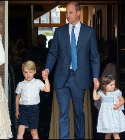 Los Duques de Cambridge, Guillermo y Catalina, bautizan al príncipe Luis