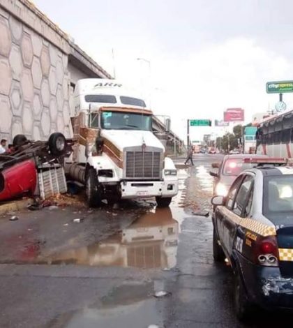 Tractor embiste camioneta: 6 heridos