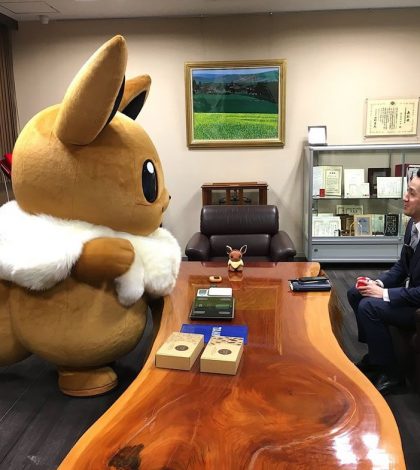 Un personaje de Pokémon visita tu oficina para que tengas el mejor día de trabajo