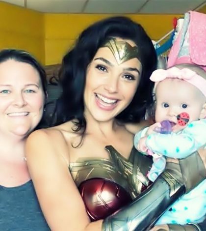 Gal Gadot visita hospital infantil vestida de Wonder Woman