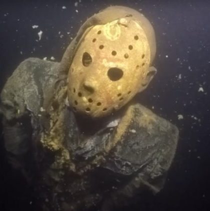 Arrojan una estatua de Jason al fondo de un lago para asombrar a buceadores