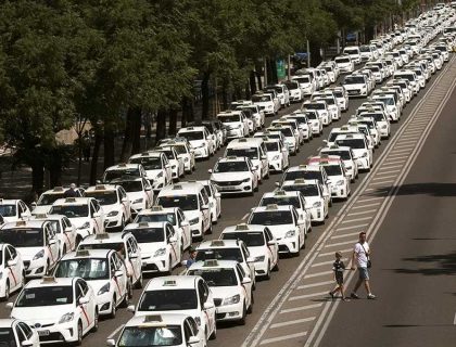 Taxistas mantienen en jaque a España por cuarto día