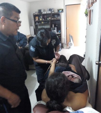 Policías municipales auxilian a mujer en labor de parto