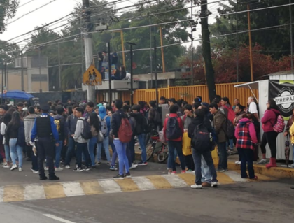 #Video: Jóvenes en Prepa 5 bloquean la entrada al plantel