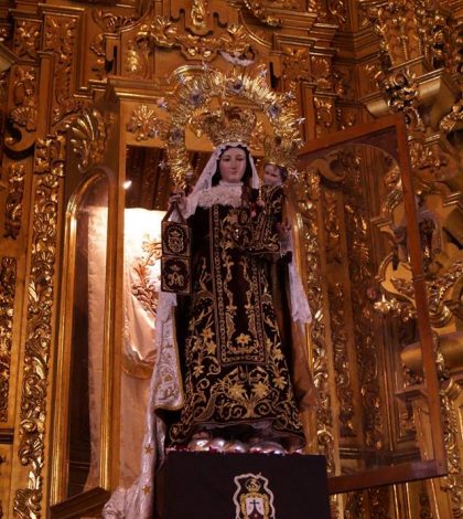 Feligreses celebran la subida de la Virgen del Carmen