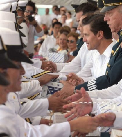 Aplaude Peña Nieto a marinos graduados por compromiso con México