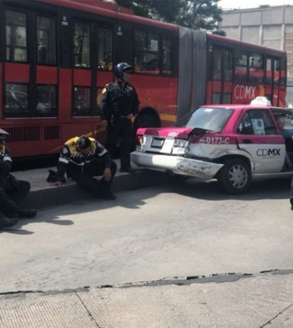 Choque entre patrulla y taxi deja siete lesionados en Reforma