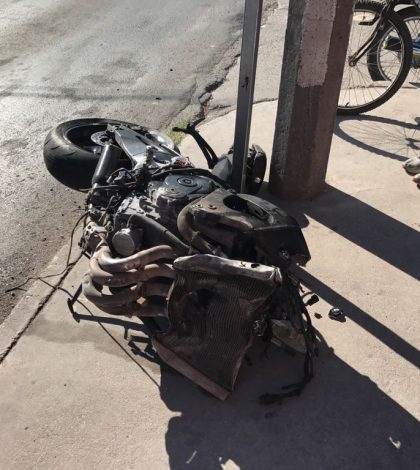 Fallece motociclista al chocar contra poste