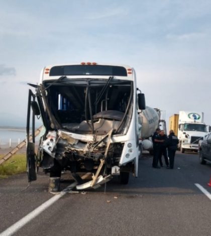 Pacientes del IMSS sufren accidente en la autopista Colima-Guadalajara