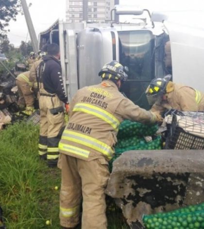 Vuelca camión con 20 toneladas de limón en la México-Toluca