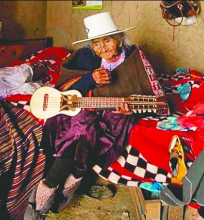 Mujer camina y canta a sus 118 años, en Bolivia