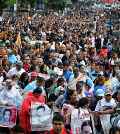 Marcha por los 43 llega al Zócalo; suman 10 mil participantes
