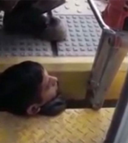Ambulante cae en andén de Metro y queda atorado de la cabeza