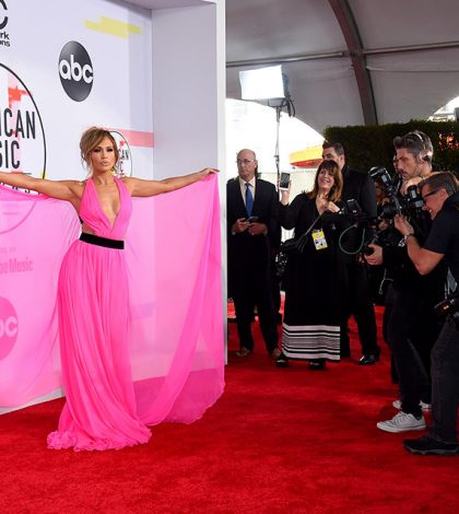Jennifer Lopez, la chica de rosa de los American Music Awards