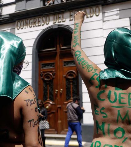 Mujeres marchan en Puebla contra feminicidios y a favor del aborto