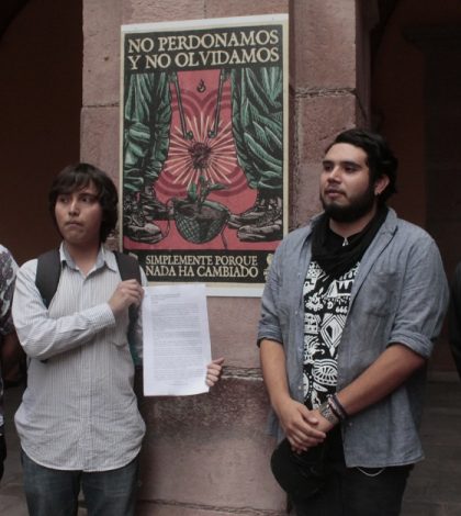 Estudiantes exigen retirar de la UASLP placas conmemorativas alusivas a Díaz Ordaz