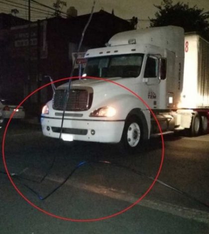 Tres camiones derriban cableado y dejan sin luz a colonia