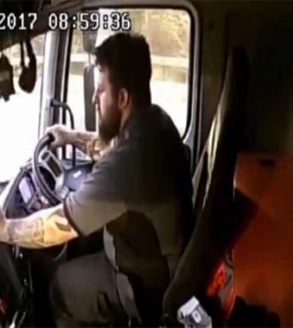 Camionero mata a mujer por ir jugando con su teléfono