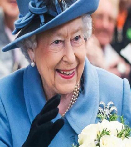 La reina Isabel II tiene una mano falsa que sirve sólo para saludar