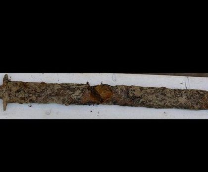 Una niña de ocho años recupera una espada previkinga de 1.500 años en un lago