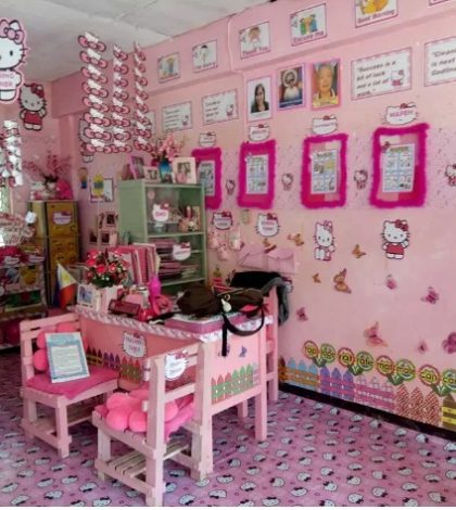Maestra convierte aula en paraíso de Hello Kitty