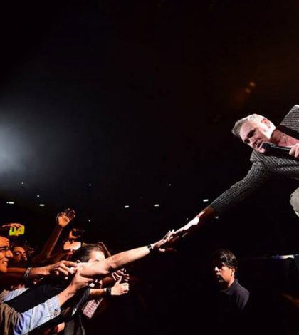 Morrissey es golpeado en el rostro por un fan durante concierto