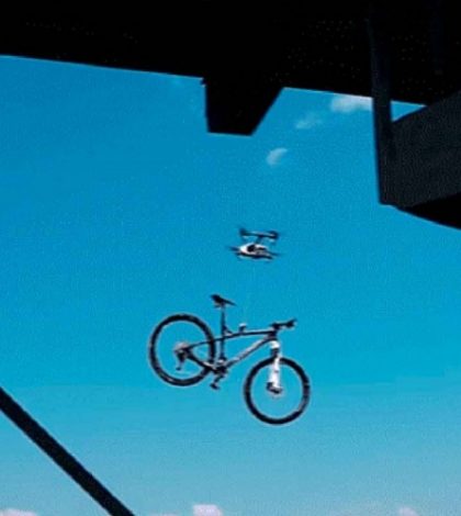 Ladrón se lleva una bicicleta con ayuda de dron