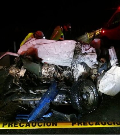 Trailer destroza camioneta en carretera a Villa de Reyes: un muerto