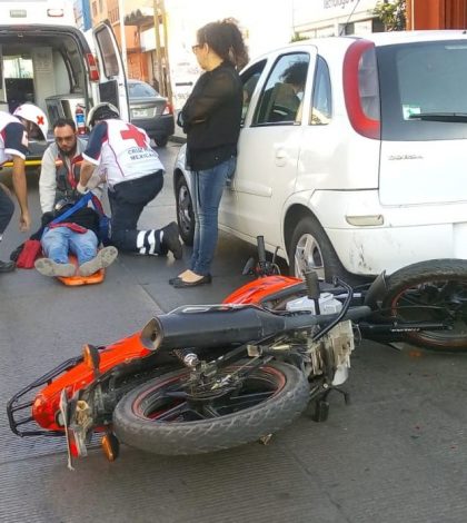 Motociclista se impacta contra automóvil en la Avenida Universidad