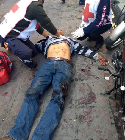 ¡Pánico! Balacera en pleno centro de SLP; un muerto y tres heridos, entre ellos un policía (VIDEO)