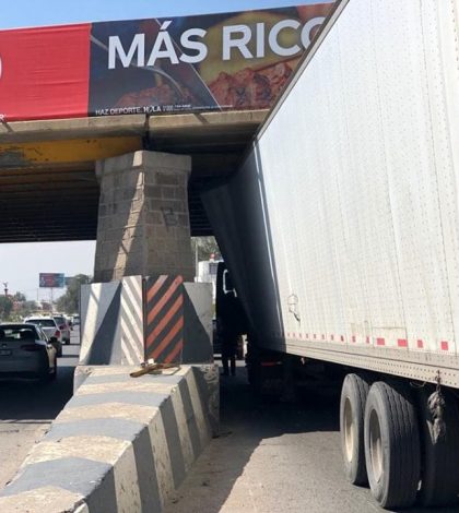 Otro camión se «atora» en puente «San Felipe»
