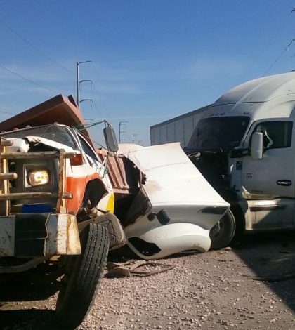 Tráiler impacta a camión materialista en la autopista a Villa de Arriaga; cinco lesionados (VIDEO y FOTOS)