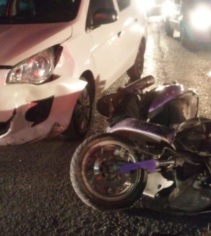 Automóvil embiste a motoneta en el Periférico Oriente; un herido (FOTOS)
