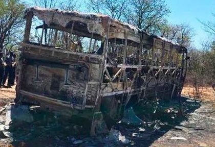 Al menos 42 muertos tras incendiarse en carretera un autobús en Zimbabue