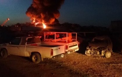 Se queman varios vehículos en incendio, en Pozos