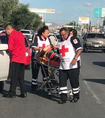 Mujer resulta lesionada en choque de camionetas en Soledad