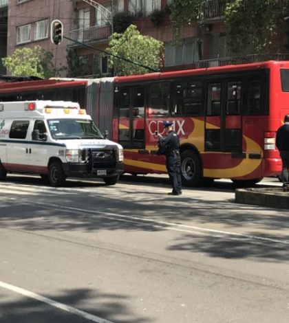 Automovilista trata de ganarle el paso a Metrobús y choca