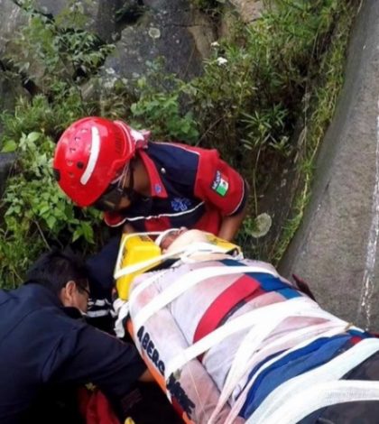 Rescatan a abuelito que cayó en un barranco de 30m de altura