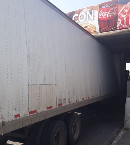 Tráiler se queda “atorado” en el Bulevar Santiago y Puente de Soledad (FOTOS)