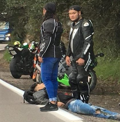 Motociclistas resultan heridos al derrapar el vehículo