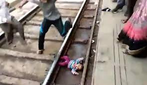 Un tren pasa por encima de bebé en la India y se salva