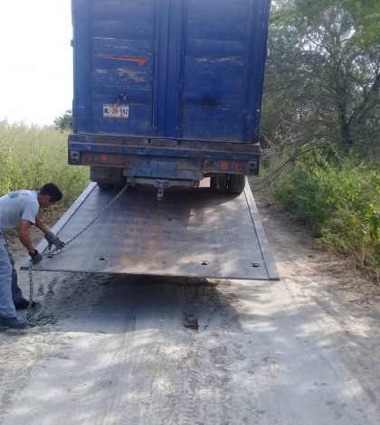 Abandonan en camioneta tres mil 800 litros de gasolina ilegal en la Huasteca