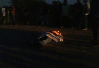Muere motociclista tras impactar su unidad contra una camioneta