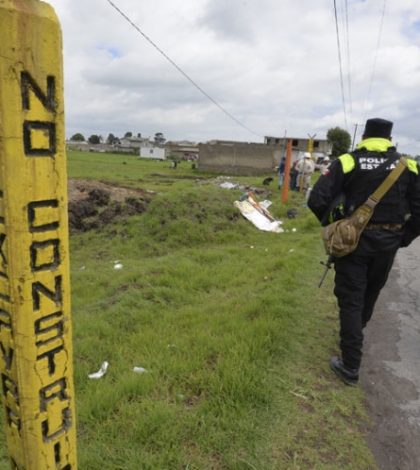 Se enfrentan policías a huachicoleros en Toluca