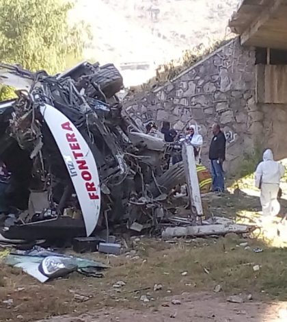 Tragedia en la carretera a México; volcó autobús de pasajeros, siete muertos y 24 heridos (VIDEO y FOTOS)