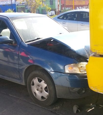 Auto se impactó por alcance con camión urbano en Vasco de Quiroga  Quiroga (FOTOS)