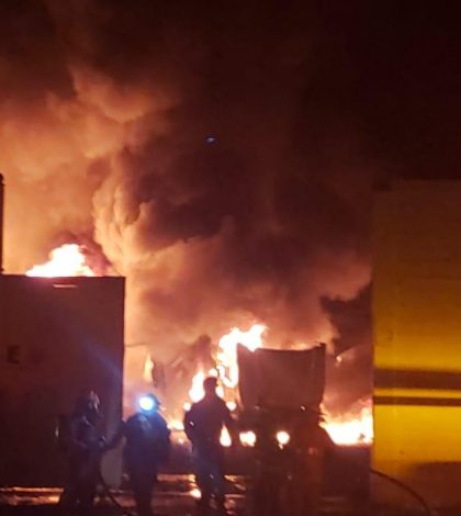 Explosiones e incendio pipas con chapopote en «Paviasfaltos»