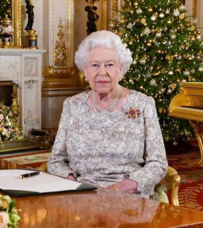 Reina Isabel II regaña a británicos por crisis del Brexit