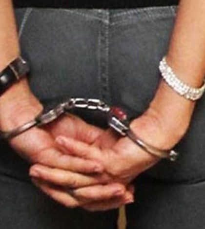 Mujer detenida por rayar salpicadera de auto