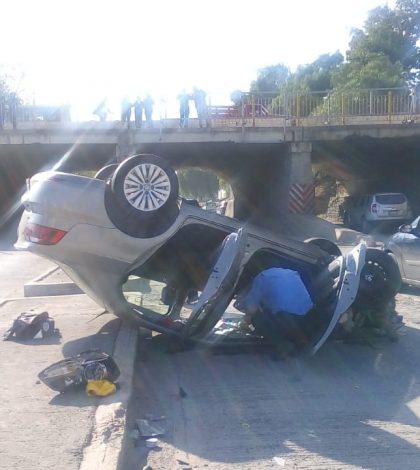 Vuelca automóvil con familia en el Bulevar Santiago; un herido (FOTOS)